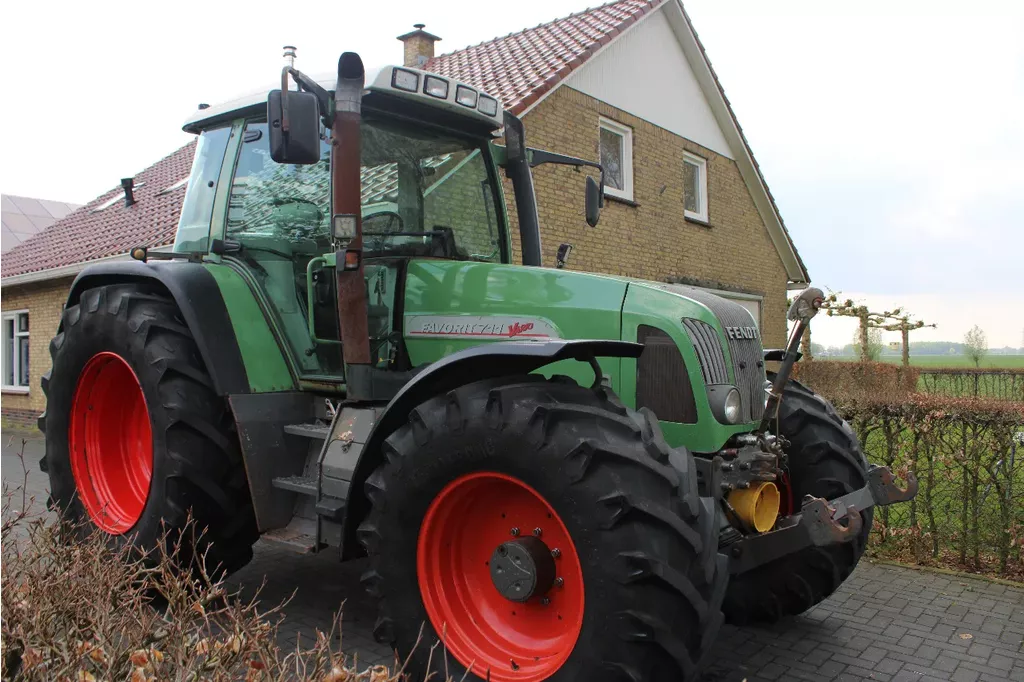 Fendt FAVORIT 711 VARIO 711 Vario met fronthef en frontaftakas