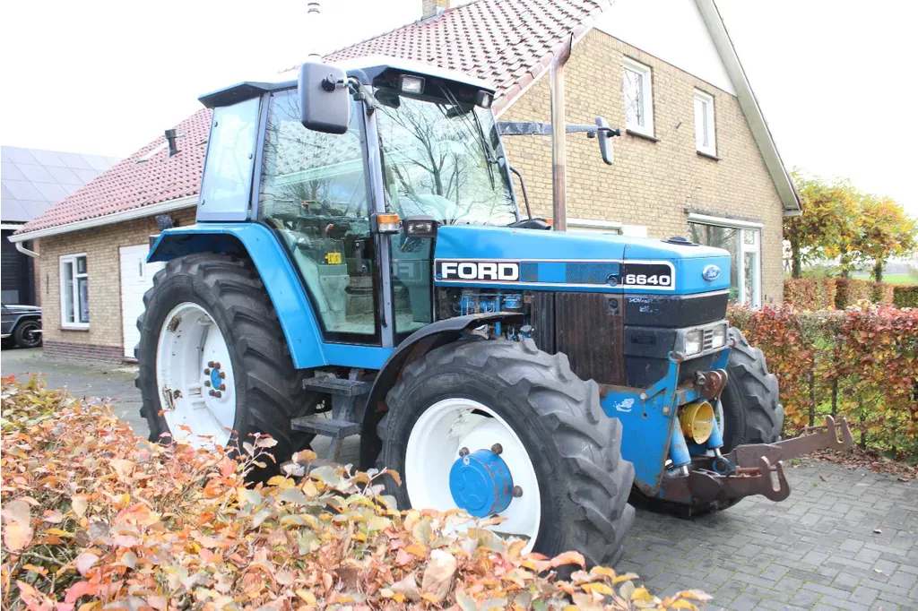 New Holland 6640 met turbo fronthef en front pto
