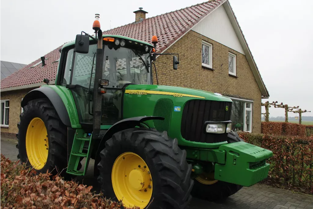 John Deere 6820