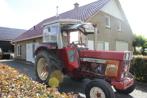 International 644 met stuurbekrachtiging en kruip