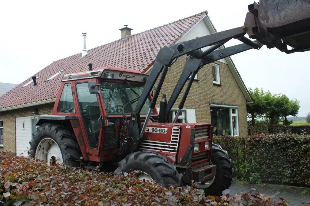 FIATAGRI 90-90 90-90DT Snelloper met voorlader bak en palletvorken