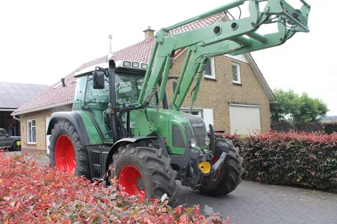 Fendt 412 Vario met fronthef, front pto en voorlader