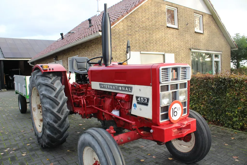 International 453 met handkoppeling voor aftakas